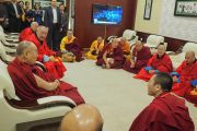 Его Святейшество Далай-лама беседует со старшими священнослужителями монастыря Гандан Тегченлинг в Международном аэропорту имени Чингисхана. Улан-Батор, Монголия. 23 ноября 2016 г. Фото: Тензин Такла (офис ЕСДЛ)