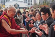 Студенты и преподаватели Медицинского университета Сайтамы приветствуют Его Святейшество Далай-ламу, прибывшего в новую часть университетского городка для дарования наставлений. Сайтама, Япония. 26 ноября 2016 г. Фото: Тензин Такла (офис ЕСДЛ)