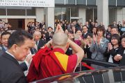 Дээрхийн Гэгээнтэн Далай Лам Сайтамагийн их сургуулиас хөдлөхийн өмнө хурлыг зохион байгуулсан хүмүүс болон хуралд оролцогч нарт талархал илэрхийлж байгаа нь. Япон улс, Сайтама хот. 2016.11.26. Гэрэл зургийг Тэнзин Такла (ДЛО)