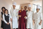 Его Святейшество Далай-лама фотографируется с работниками кухни после обеда в Медицинском университете Сайтамы. Сайтама, Япония. 26 ноября 2016 г. Фото: Тензин Такла (офис ЕСДЛ)
