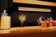 Маруки Киоюки, внук основателя Медицинского университета Сайтамы, торжественно приветствует Его Святейшество Далай-ламу перед началом лекции. Сайтама, Япония. 26 ноября 2016 г. Фото: Тензин Такла (офис ЕСДЛ)