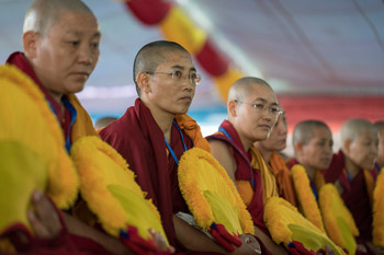 Далай-лама принял участие в церемонии вручения первых дипломов геше-ма