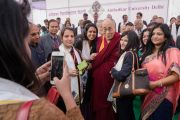 Его Святейшество Далай-лама фотографируется со слушателями по завершении 5-й ежегодной церемонии вручения дипломов в университете им. Амбедкара. Нью-Дели, Индия. 9 декабря 2016 г. Фото: Тензин Чойджор (офис ЕСДЛ)