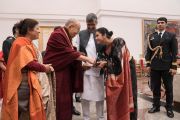 Его Святейшество Далай-лама приветствует лауреата Нобелевской премии мира 2014 года Кайлаша Сатьярти и его супругу по прибытии в Раштрапати-Бхаван на открытие конференции по правам детей. Нью-Дели, Индия. 10 декабря 2016 г. Фото: Тензин Чойджор (офис ЕСДЛ)