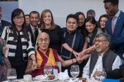 Дээрхийн Гэгээнтэн Далай Лам уг хурлыг зохион байгуулсан хүмүүстэй уулзаж байгаа нь. Энэтхэг, Шинэ Дели. 2016.12.10. Гэрэл зургийг Тэнзин Чойжор (ДЛО)