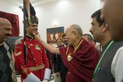 Дээрхийн Гэгээнтэн Далай Лам Энэтхэгийн ерөнхийлөгчийн Растрапати Бхаванд хүндэт харуулын хамт байгаа нь. Энэтхэг, Шинэ Дели. 2016.12.10. Гэрэл зургийг Тэнзин Чойжор (ДЛО)