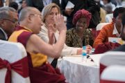 Его Святейшество Далай-лама общается за обедом с участниками конференции по правам детей в культурном центре Раштрапати-Бхавана. Нью-Дели, Индия. 10 декабря 2016 г. Фото: Тензин Чойджор (офис ЕСДЛ)