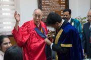 Заместитель ректора университета Майсура К.С. Рангаппа помогает Его Святейшеству Далай-ламе надеть университетскую мантию. Майсур, штат Карнатака, Индия. 13 декабря 2016 г. Фото: Тензин Чойджор (офис ЕСДЛ)