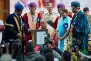 Его Святейшеству Далай-ламе вручают почетную докторскую степень университета Майсура. Майсур, штат Карнатака, Индия. 13 декабря 2016 г. Фото: Тензин Чойджор (офис ЕСДЛ)