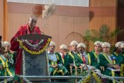 Его Святейшество Далай-лама обращается с речью к участникам 97-й церемонии вручения дипломов в университете Майсура. Майсур, штат Карнатака, Индия. 13 декабря 2016 г. Фото: Тензин Чойджор (офис ЕСДЛ)