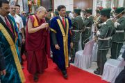 Его Святейшество Далай-лама входит в университет Майсура под звуки оркестра полиции штата Карнатака. Майсур, штат Карнатака, Индия. 13 декабря 2016 г. Фото: Тензин Чойджор (офис ЕСДЛ)