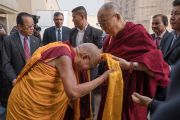 Сопа Ринпоче встречает Его Святейшество Далай-ламу в ухода в гостиницу «Ашока». Дели, Индия. 11 декабря 2016 г. Фото: Тензин Чойджор (офис ЕСДЛ)