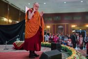 Его Святейшество Далай-лама приветствует аудиторию перед началом лекции на 21-м празднике Дхармы, организованном центром медитаций «Тушита» в гостинице Ашока. Дели, Индия. 11 декабря 2016 г. Фото: Тензин Чойджор (офис ЕСДЛ)