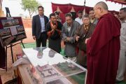 Его Святейшество Далай-лама рассматривает макет будущего здания бангалорского отделения Института тибетской медицины и астрологии. Бангалор, штат Карнатака, Индия. 14 декабря 2016 г. Фото: Тензин Чойджор (офис ЕСДЛ)