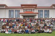 Его Святейшество Далай-лама со студентами и преподавателями Института высшего образования под эгидой Далай-ламы. Бангалор, штат Карнатака, Индия. 14 декабря 2016 г. Фото: Тензин Чойджор (офис ЕСДЛ)