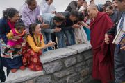 По прибытии в Институт высшего образования Его Святейшество Далай-лама здоровается со своими почитателями. Бангалор, штат Карнатака, Индия. 14 декабря 2016 г. Фото: Тензин Чойджор (офис ЕСДЛ)
