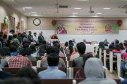 Его Святейшество Далай-лама обращается с речью к студентам и преподавателям Школы государственного права университета Индии. Бангалор, штат Карнатака, Индия. 25 декабря 2016 г. Фото: Тензин Чойджор (офис ЕСДЛ)