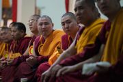 Некоторые из нескольких сотен монахов, собравшихся в храме монастыря Дрепунг Лачи, слушают Его Святейшество Далай-ламу. Мундгод, штат Карнатака, Индия. 16 декабря 2016 г. Фото: Тензин Чойджор (офис ЕСДЛ)