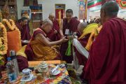 Его Святейшеству Далай-ламе делают традиционные подношения во время приветственной церемонии в монастыре Дрепунг Лачи. Мундгод, штат Карнатака, Индия. 16 декабря 2016 г. Фото: Тензин Чойджор (офис ЕСДЛ)
