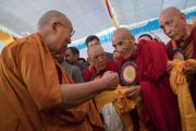 Его Святейшество Далай-лама здоровается со старшими монахами в монастыре Дрепунг Лачи. Мундгод, штат Карнатака, Индия. 16 декабря 2016 г. Фото: Тензин Чойджор (офис ЕСДЛ)