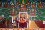 Его Святейшество Далай-лама выступает с речью в новом дворе для философских диспутов в монастыре Рато. Мундгод, штат Карнатака, Индия. 17 декабря 2016 г. Фото: Тензин Чойджор (офис ЕСДЛ)