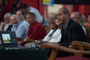 Геше Лобсанг Тензин Неги открывает первую сессию международного симпозиума «Эмори–Тибет». Мундгод, штат Карнатака, Индия. 18 декабря 2016 г. Фото: Тензин Чойджор (офис ЕСДЛ)
