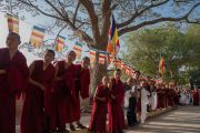 Монахи и местные жители выстроились вдоль дороги, ведущей в монастырь Дрепунг Лоселинг, чтобы поприветствовать Его Святейшество Далай-ламу. Мундгод, штат Карнатака, Индия. 18 декабря 2016 г. Фото: Тензин Чойджор (офис ЕСДЛ)