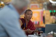 Досточтимый Сонам Чопхел выступает с докладом о достоверном познании в буддизме на второй сессии международного симпозиума «Эмори–Тибет». Мундгод, штат Карнатака, Индия. 18 декабря 2016 г. Фото: Тензин Чойджор (офис ЕСДЛ)