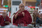 Его Святейшество Далай-лама закрывает первый день работы трехдевного международного симпозиума «Эмори–Тибет». Мундгод, штат Карнатака, Индия. 18 декабря 2016 г. Фото: Тензин Чойджор (офис ЕСДЛ)