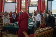 Его Святейшество Далай-лама приветствует докладчиков первого международного симпозиума «Эмори–Тибет». Мундгод, штат Карнатака, Индия. 18 декабря 2016 г. Фото: Тензин Чойджор (офис ЕСДЛ)