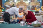 Его Святейшество Далай-лама благодарит французского философа Мишеля Битбола за доклад на международном симпозиуме «Эмори–Тибет». Мундгод, штат Карнатака, Индия. 18 декабря 2016 г. Фото: Тензин Чойджор (офис ЕСДЛ)