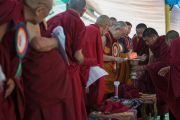 Его Святейшество Далай-лама зажигает масляный светильник в ознаменование начала торжеств, посвященных 600-летию монастыря Дрепунг в монастыре Дрепунг Лачи. Мундгод, штат Карнатака, Индия. 21 декабря 2016 г. Фото: Тензин Чойджор (офис ЕСДЛ)
