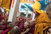Его Святейшество Далай-лама шутливо приветствует пожилого монаха в монастыре Дрепунг Лачи. Мундгод, штат Карнатака, Индия. 21 декабря 2016 г. Фото: Тензин Чойджор (офис ЕСДЛ)