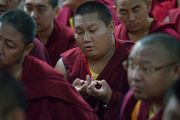 Монахи совершают символическое подношение мандалы во время молебна о долголетии Его Святейшества Далай-ламы. Мундгод, штат Карнатака, Индия. 21 декабря 2016 г. Фото: Тензин Чойджор (офис ЕСДЛ)