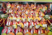 Его Святейшество Далай-лама фотографируется с монахами, получившими степень геше (доктора буддийской философии) на праздновании 600-летия монастыря Дрепунг в монастыре Дрепунг Лачи. Мундгод, штат Карнатака, Индия. 21 декабря 2016 г. Фото: Тензин Чойджор (офис ЕСДЛ)