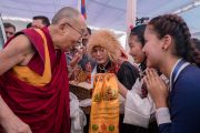 Ученики в национальных костюмах приветствуют Его Святейшество Далай-ламу в Центральной тибетской школе. Мундгод, штат Карнатака, Индия. 22 декабря 2016 г. Фото: Тензин Чойджор (офис ЕСДЛ)
