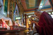Его Святейшество Далай-лама совершает подношение в храме монастыря Ганден Лачи. Мундгод, штат Карнатака, Индия. 22 декабря 2016 г. Фото: Тензин Чойджор (офис ЕСДЛ)