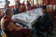Его Святейшество Далай-лама обедает с почетными гостями после церемонии вручения монахиням дипломов геше-ма. Мундгод, штат Карнатака, Индия. 22 декабря 2016 г. Фото: Тензин Чойджор (офис ЕСДЛ)