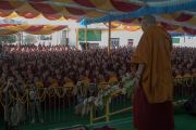 Его Святейшество Далай-лама приветствует толпу, собравшуюся во дворе монастыря Дрепунг Лачи, перед началом церемонии вручения монахиням дипломов геше-ма. Мундгод, штат Карнатака, Индия. 22 декабря 2016 г. Фото: Тензин Чойджор (офис ЕСДЛ)