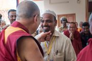 Его Святейшество Далай-лама шутливо приветствует одного из гостей в монастыре Ганден Лачи. Мундгод, штат Карнатака, Индия. 22 декабря 2016 г. Фото: Тензин Чойджор (офис ЕСДЛ)
