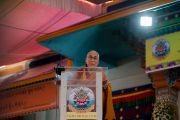 Его Святейшество Далай-лама выступает с речью на торжественной церемонии вручения монахиням дипломов геше-ма. Мундгод, штат Карнатака, Индия. 22 декабря 2016 г. Фото: Тензин Чойджор (офис ЕСДЛ)