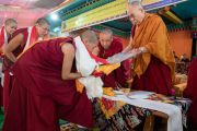 Его Святейшество Далай-лама вручает монахиням дипломы геше-ма (доктора буддийской философии). Мундгод, штат Карнатака, Индия. 22 декабря 2016 г. Фото: Тензин Чойджор (офис ЕСДЛ)