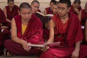 Вслед за Его Святейшеством Далай-ламой монахи читают вслух сочинения Чже Цонкапы во время церемонии Ганден Нгачо в монастыре Ганден Лачи. Мундгод, штат Карнатака, Индия. 23 декабря 2016 г. Фото: Тензин Чойджор (офис ЕСДЛ)