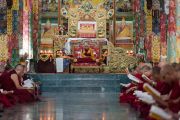 Его Святейшество Далай-лама читает вслух сочинения Чже Цонкапы во время церемонии Ганден Нгачо в монастыре Ганден Лачи. Мундгод, штат Карнатака, Индия. 23 декабря 2016 г. Фото: Тензин Чойджор (офис ЕСДЛ)