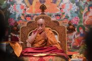 Его Святейшество Далай-лама отвечает на вопрос из зала в первый день учений для буддистов России. Дели, Индия. 25 декабря 2016 г. Фото: Тензин Чойджор (офис ЕСДЛ)