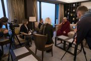 Его Святейшество Далай-лама дает интервью журналистам из России в первый день учений для российских буддистов в гостинице «Лила Эмбиенс Конвеншн». Дели, Индия. 25 декабря 2016 г. Фото: Тензин Чойджор (офис ЕСДЛ)