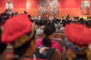 Его Святейшество Далай-лама отвечает на вопросы из зала на второй день учений для буддистов России. Дели, Индия. 26 декабря 2016 г. Фото: Тензин Чойджор (офис ЕСДЛ)
