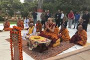 Его Святейшество Далай-лама, главный министр штата Бихар, а также монахи палийской и санскритской традиций читают молитвы в парке Будда Смрити. Патна, штат Бихар, Индия. 28 декабря 2016 г. Фото: Тензин Такла (офис ЕСДЛ)
