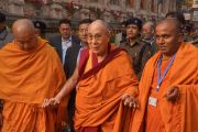 Его Святейшество Далай-лама в сопровождении двух монахов из «Общества Махабодхи» совершает обхождение вокруг храма Махабодхи. Бодхгая, штат Бихар, Индия. 29 декабря 2016 г. Фото: Джереми Рассел (офис ЕСДЛ)