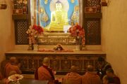 Его Святейшество Далай-лама и другие монахи читают молитвы перед статуей Будды Шакьямуни в храме Махабодхи. Бодхгая, штат Бихар, Индия. 29 декабря 2016 г. Фото: Джереми Рассел (офис ЕСДЛ)